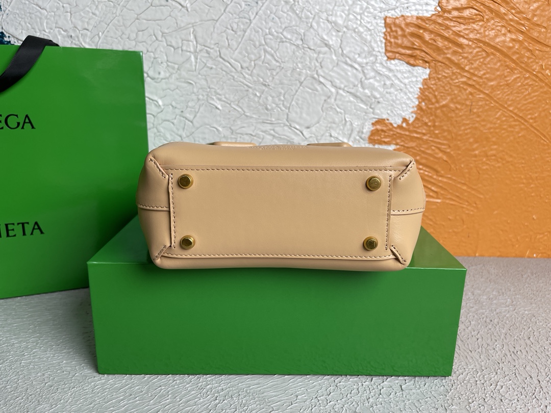 보테가베네타 Arco 인트레치아토 스몰 베이지 토트백